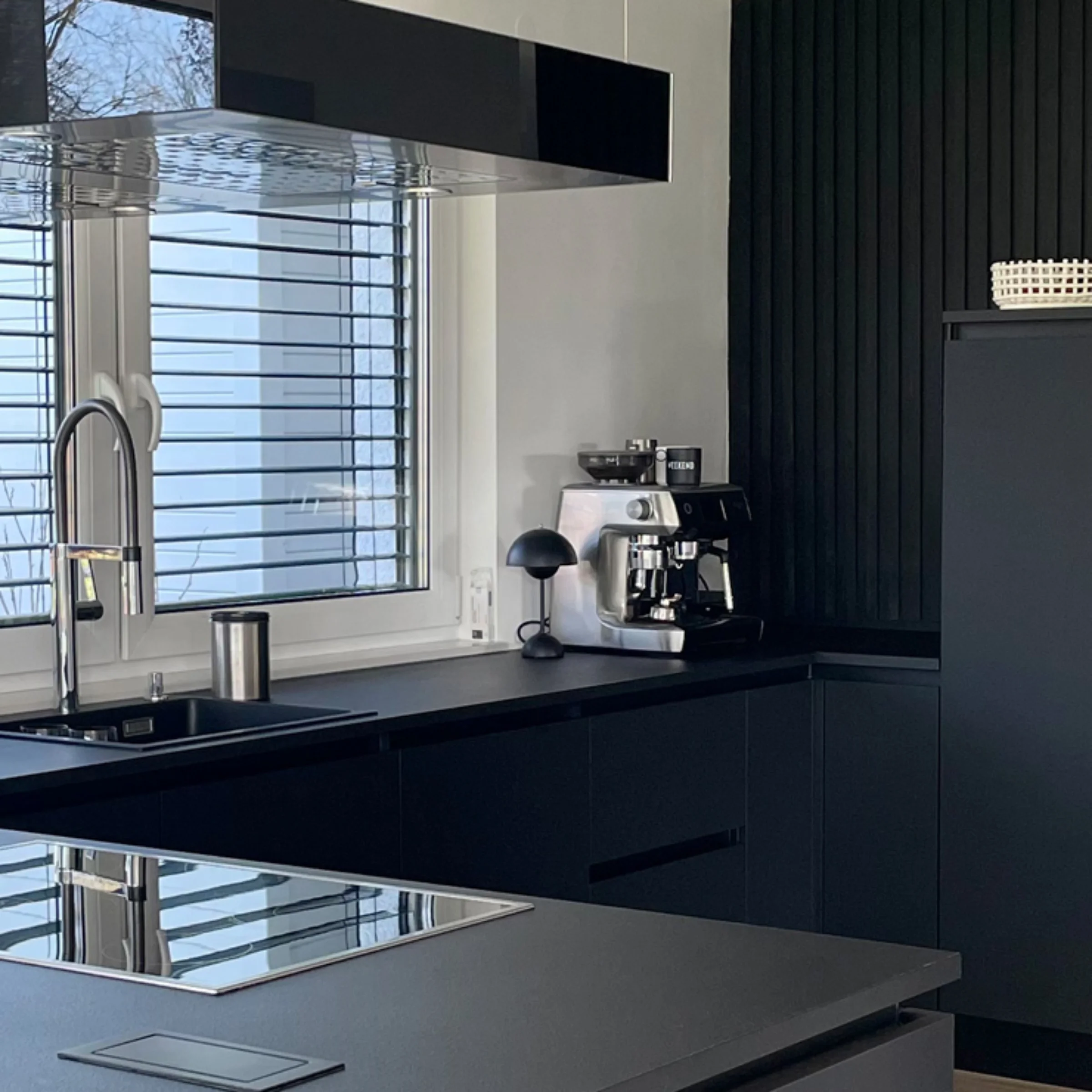 Van witte naar zwarte keuken